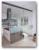 offene Küche mit Glasschiebetür  » Click to zoom ->